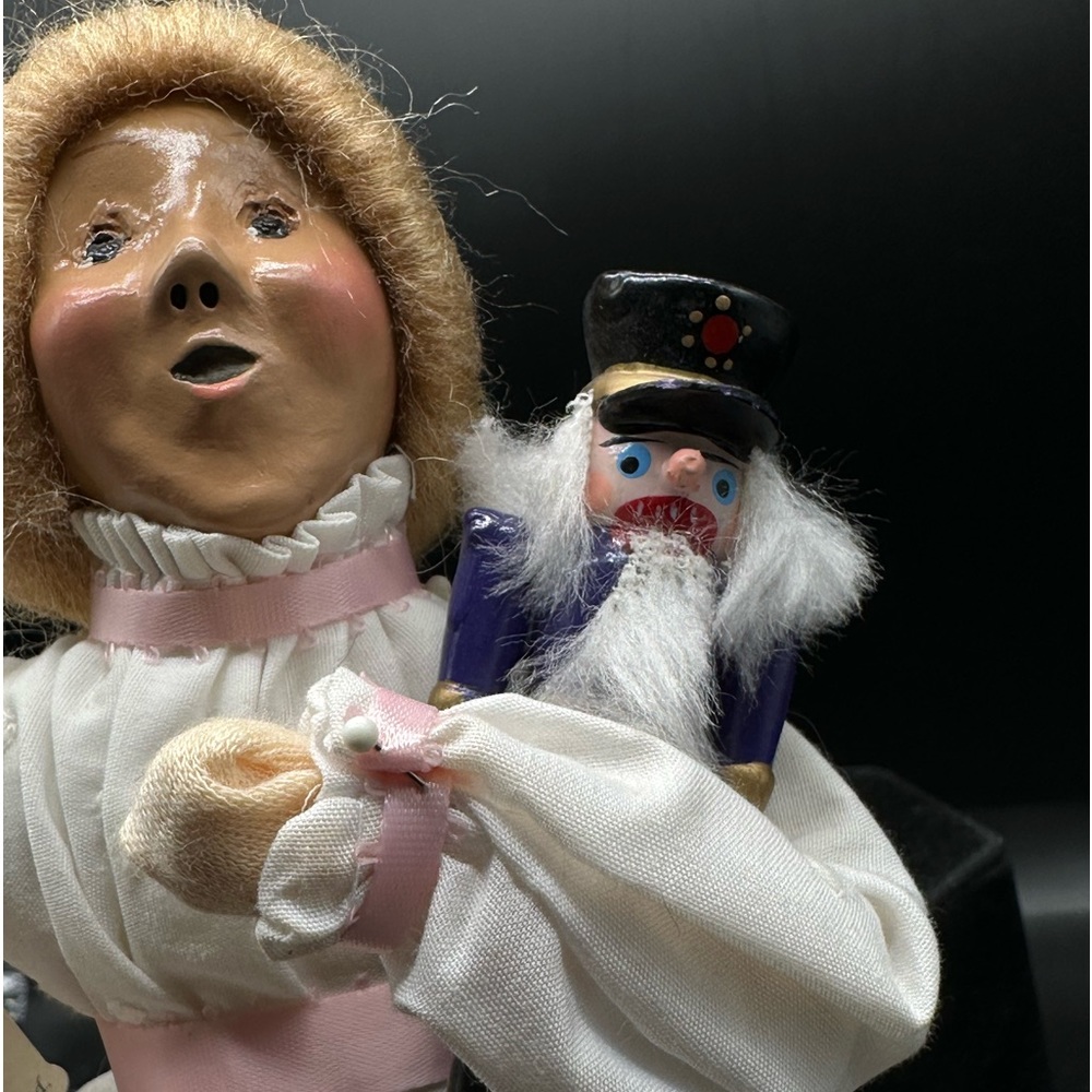 Byers’ Choice Retired Caroler Marie & Book Treasury of Carolers. - Picture 4 of 10